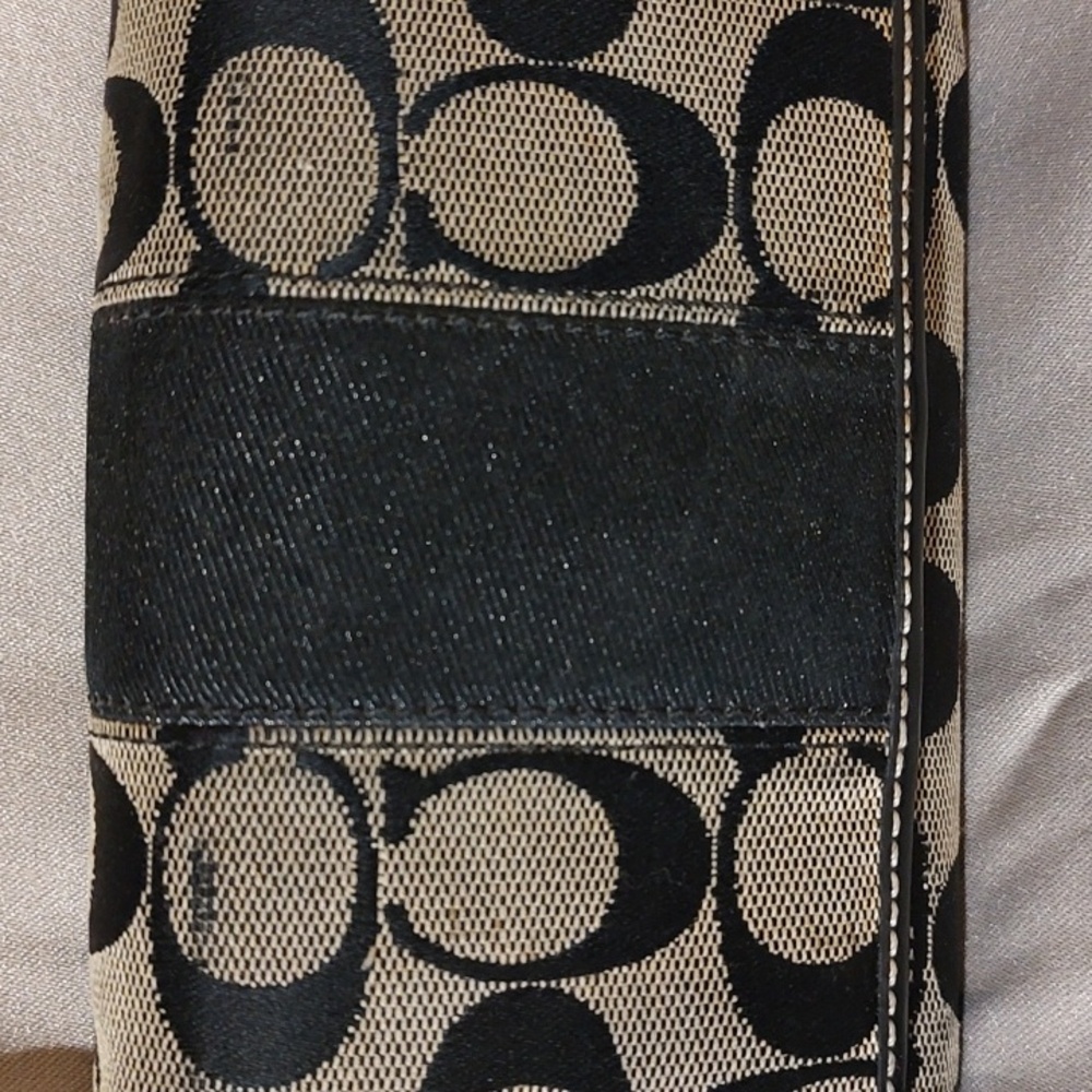 Stylish Unathleticated COACH WALLET, GOLD WRISTLET...CALL OUTS Minimum Wear.